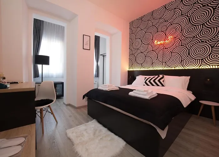 Marienplatz 3* ポドゴリツァ